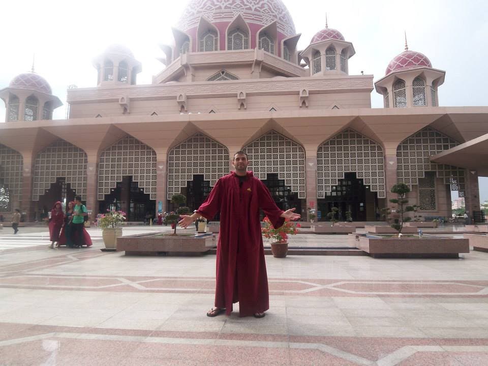 How to Behave at Famous Landmarks (Without Annoying the Locals) 2 How To Behave As A Tourist: The Secret Etiquette of Visiting Famous Landmarks (What Locals Hate), Don't Do This In Malaysia: 20 Things Not to Do in Malaysia