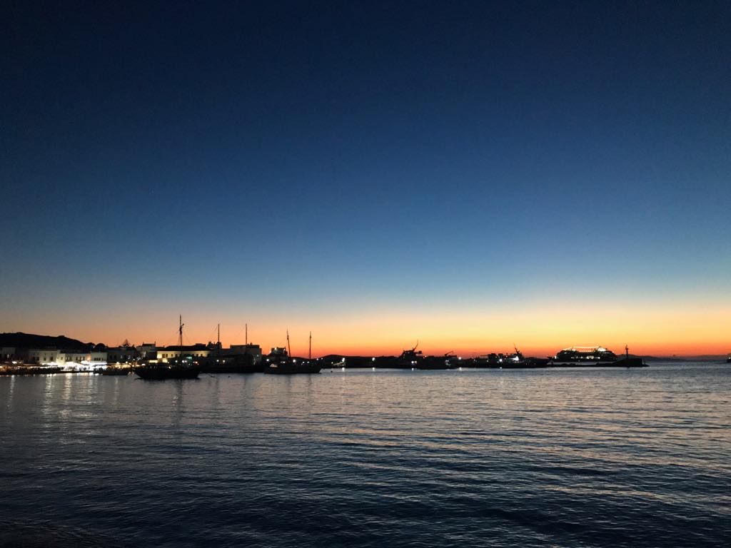 22 Amazing Things to do in Mykonos (Travel Guide) 11 Things to do in Mykonos, Places to visit in Mykonos, Food to try in Mykonos, sunset in mykonos