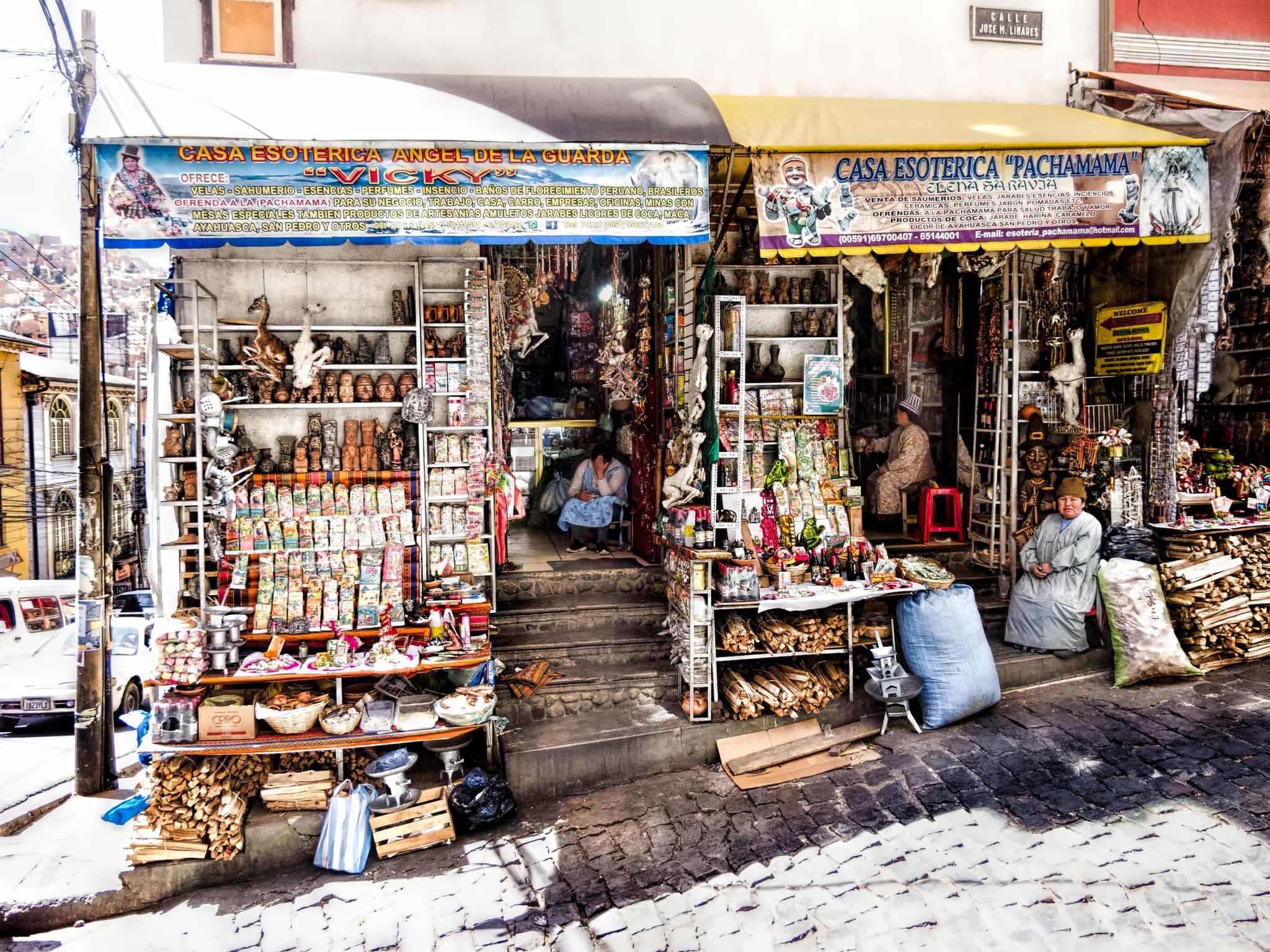 
Bolivia travel tips, things to know before visiting Bolivia, facts about Bolivia, backpacking Bolivia, things to do in Bolivia, food to try in Bolivia, best time to visit Bolivia, Plces to visit in Bolivia, Mercado del Alto en La Paz