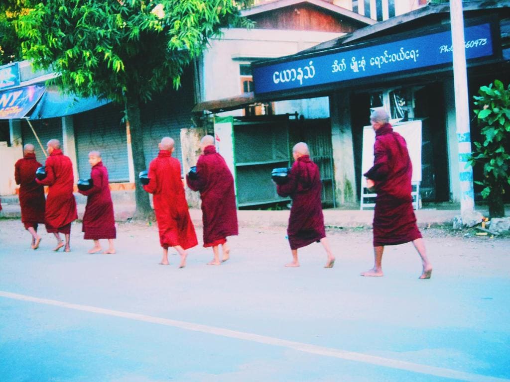 Budget Travel in Myanmar : How much do you need 5 Budget travel in per day in Myanmar, ALm giving to the monks