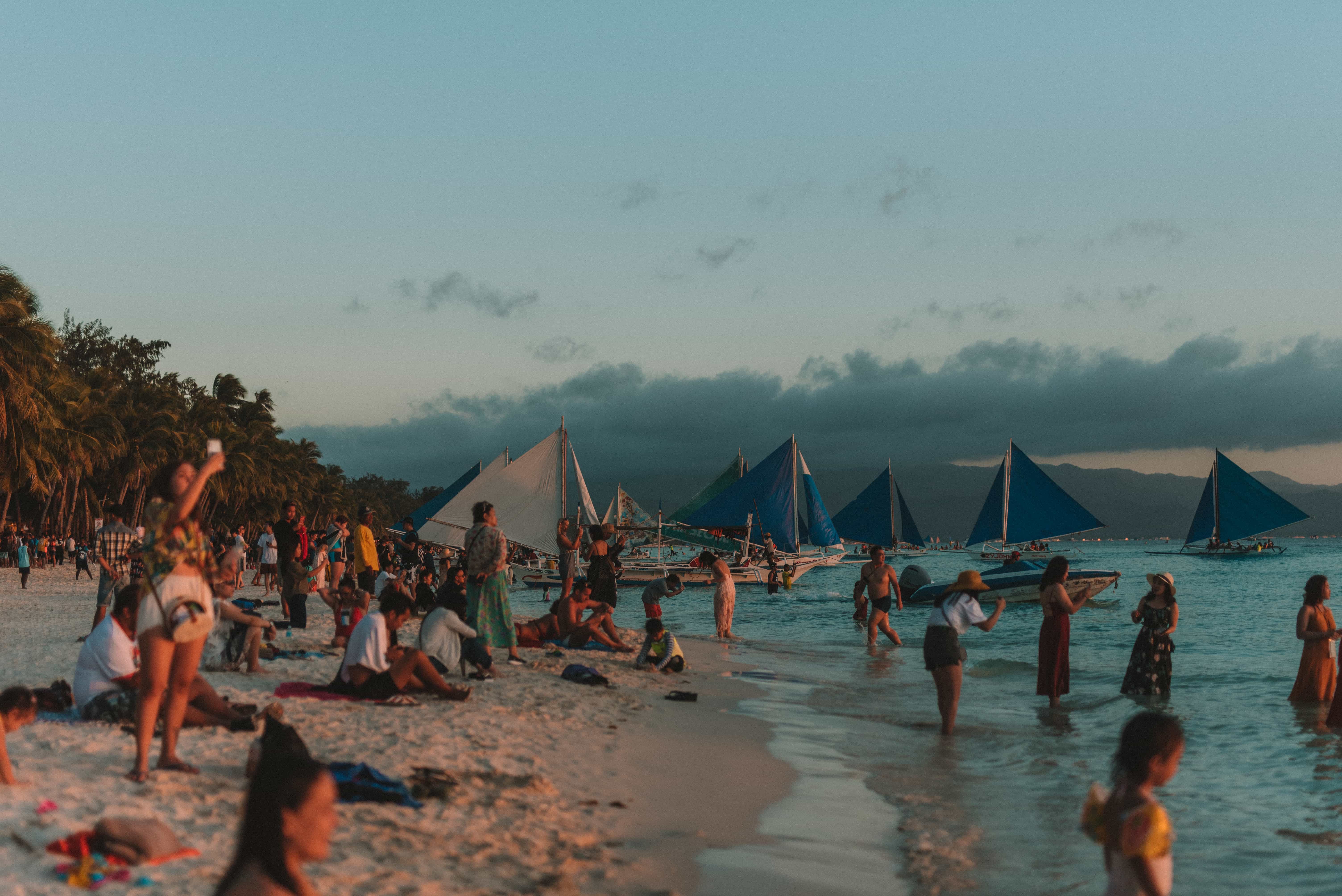 50 Cool Things to do in Boracay Island 25 Things to do in Boracay Island, Boracay island travel guide, budget travel in boracay island, Boracay Island, sunset in Boracay, busy sunset white beach boracay