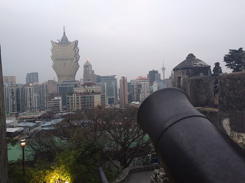 18 Best Things To do in Macau And Macau Tourist Spots 12 800px Grand Lisboa and Fortaleza do Monte cannon