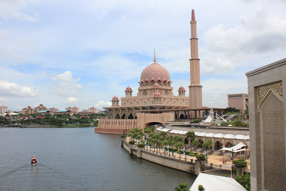 14 Most Instagrammable Places in Kuala Lumpur 5 Instagrammable palces in Kuala Lumpur, Putrajaya Mosque