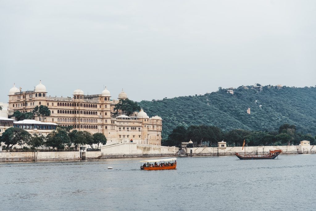 11 Cool Things to do in Udaipur (Travel Guide) 14 Udaipur travel guide, things to do in Udaipur, boat ride in Lake Pichola
