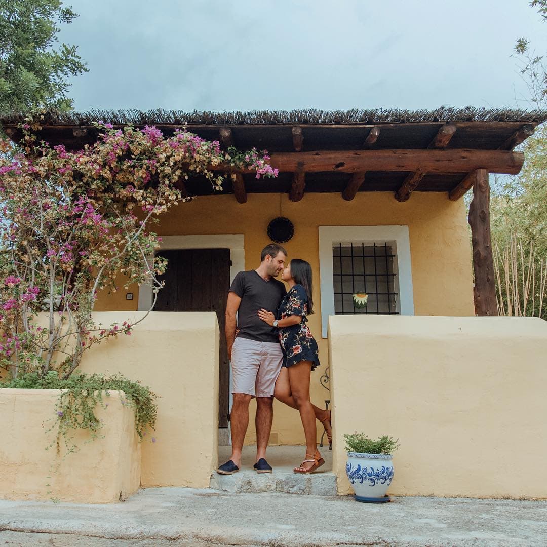 Are You Moving To A New Country? 8 Relocation Tips For First-Time Expats 2 Are You Moving To A New Country? 8 Relocation Tips For First-Time Expats, 8 Benefits of Traveling, travel couple, Multicultural relationship
