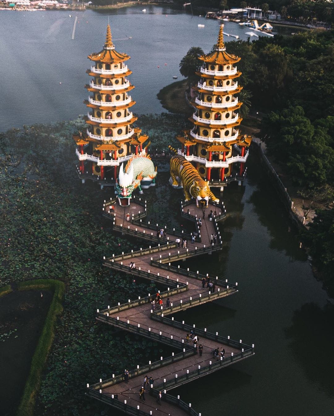 Tiger and Dragon Pagoda, how to get from Kaohsiung airport to city center