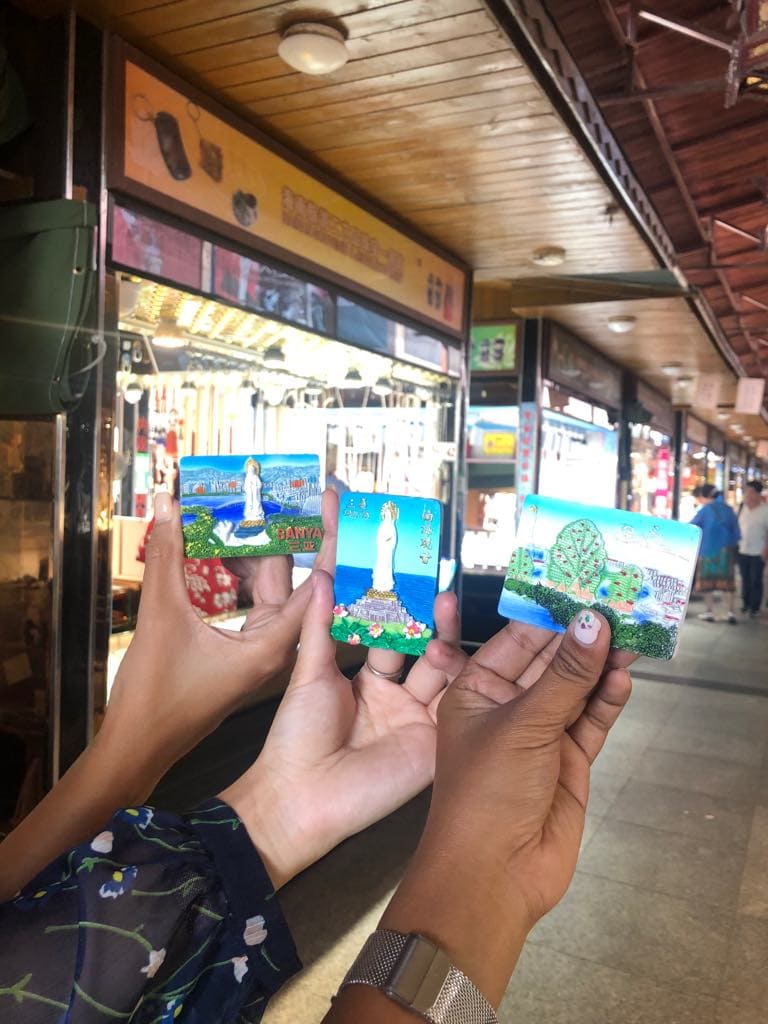 54 Cool Things to do in Sanya (Travel Guide) 53 things to do in Sanya, Sanya travel guide, buying souvenirs in Sanya