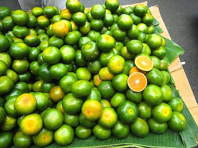 25 Philippine Fruits You Need to Try Before You Leave the Islands 16 Dalanghita, national fruit of the philippines, philippine fruits, filipino fruits, fruits in the philippines