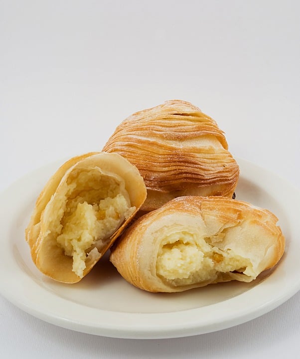 What to Eat in Italy: 40 Italian Dishes You Must Try Before You Die 32 Sfogliatella, Italian Food, Italian cuisine, traditional Italian food, food in Italy, Italian dishes