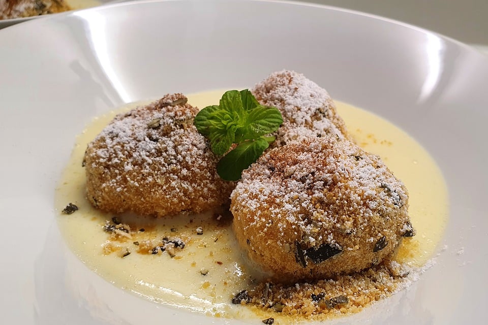 Best Romanian Food - Best 56 Romanian Dishes And Traditional Food In Romania To Try 43 Romanian foods, Romanian desserts, Traditional food in Romania, What to eat in Romania, Desserts in Romania, papanasi