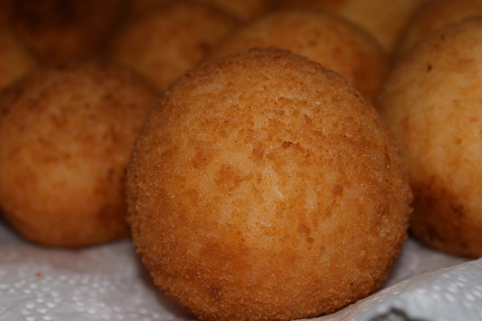 What to Eat in Italy: 40 Italian Dishes You Must Try Before You Die 13 Arancini, Italian Food, Italian cuisine, traditional Italian food, food in Italy, Italian dishes