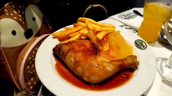 Best Belgian Food - 40 Best Belgian Dishes And Traditional Food In Belgium To Try 17 Belgium Food, Belgium cuisine, Traditional Belgium Food, food in Belgium, Belgium dishes, Belgian food, Belgian dishes, Belgian cuisine, chicken with fries and applesauce