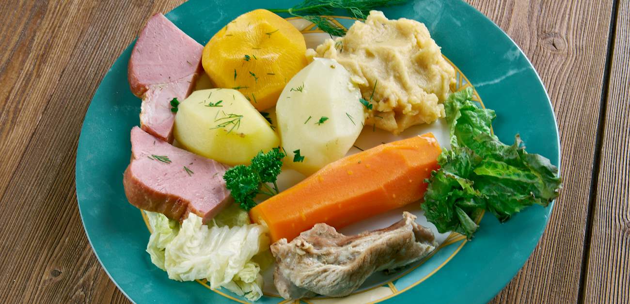 Best Canadian Food - 35 Best Canadian Dishes And Traditional Food In Canada To Try 7 Canadian Food, Canadian cuisine, Traditional Canadian Food, food in Canada, Canadian dishes, Jiggs Dinner