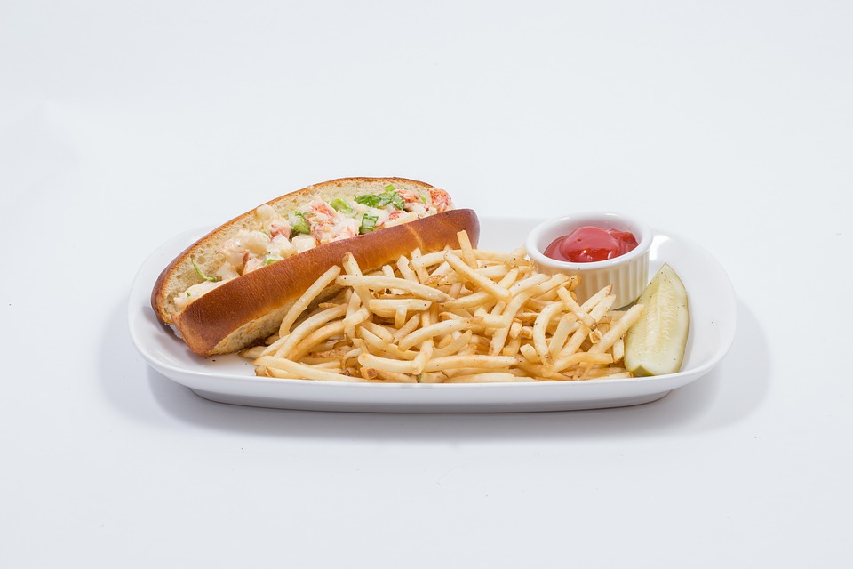 Best Canadian Food - 35 Best Canadian Dishes And Traditional Food In Canada To Try 9 Canadian Food, Canadian cuisine, Traditional Canadian Food, food in Canada, Canadian dishes, Lobster rolls