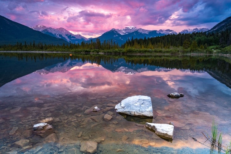 44 Most Instagrammable Places In Canada And Best Canada Instagram Spots 36 Canada instagram spots, most instagrammable places in Canada, instagrammable places in Canada, Canada photography, Canada photos, Vermillion lake
