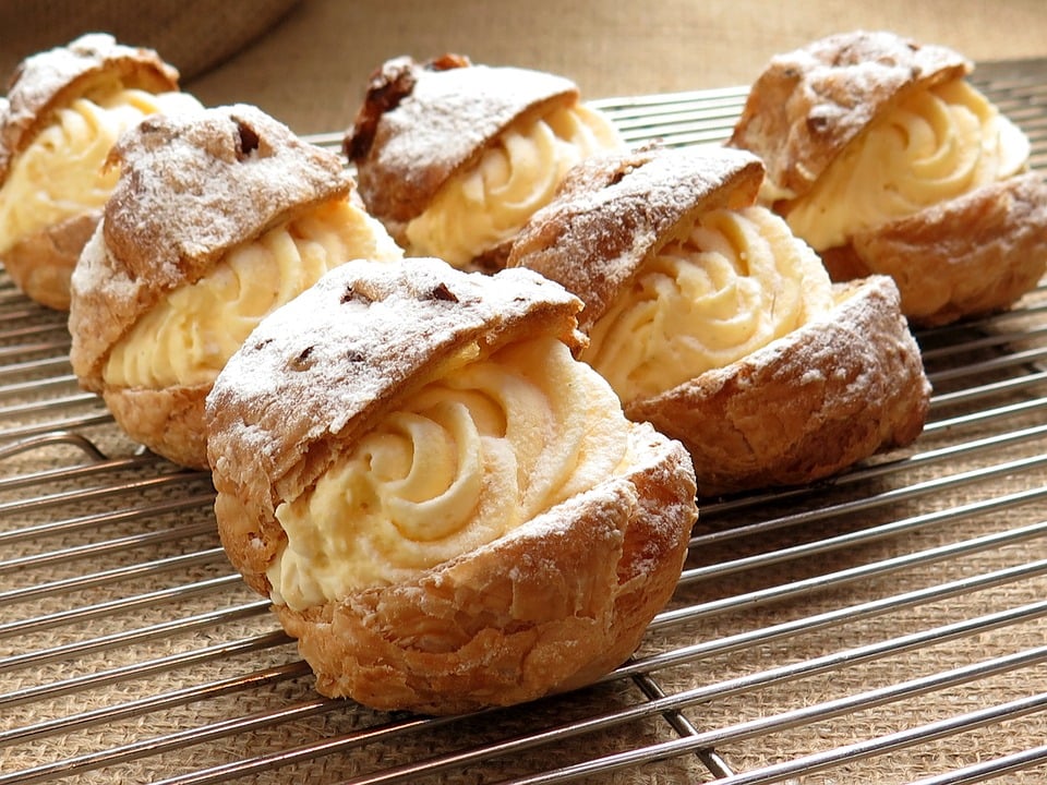 Best French Food: 55 Best French Dishes and Traditional Food in France to Try 47 French dishes, French snacks, French cuisine, food in france, traditional French desserts, france desserts, france snacks, bombas de crema