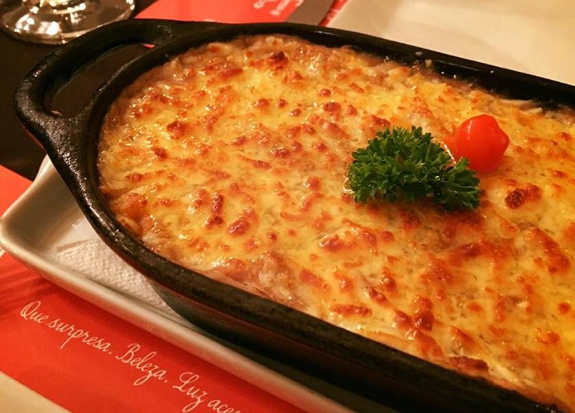 Brazilian dishes, Brazilian Food, Brazilian cuisine, food in Brazil, traditional Brazilian food, Brazil cuisine, Brazil food, esccondidinho De Frango