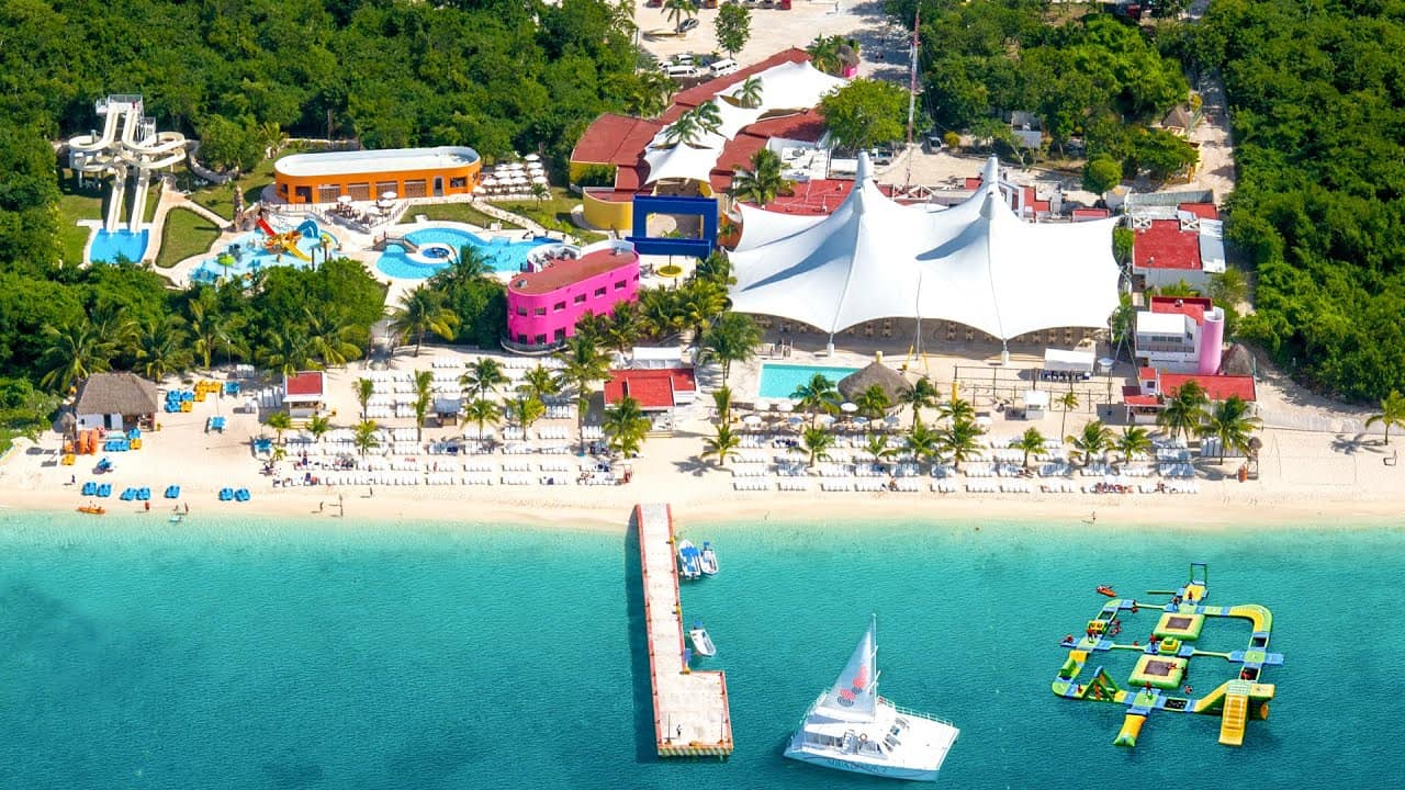 Comparison Cozumel vs Tulum - Which is the Better Trip? 5 Playa Mia Grand Beach Park in Cozumel - Cozumel vs Tulum