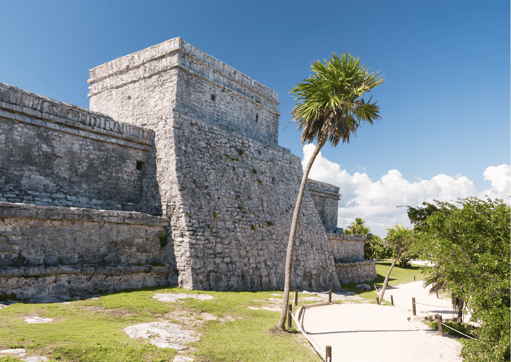 Comparison Tulum vs Chichen Itza - Which Is Better Trip? 8 The Castle / El Castillo in Tulum - Chichen Itza vs Tulum