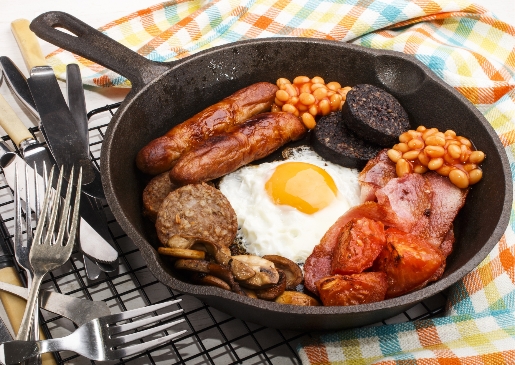 Don’t Visit Ireland Without Reading This: Essential Travel Tips You’ll Be Glad You Knew 4 Things to Know About Visiting Ireland, Ireland Travel Tips, Full Irish Breakfast, Irish Food, Irish Breakfast,