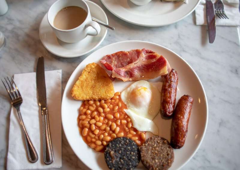 15 Hotel Booking Mistakes That Could Ruin Your Trip (And How to Avoid Them) 4 15 Common Mistakes When Booking A Hotel, 15 Common Mistakes to Avoid in Ireland, 5 Tourist Traps to Avoid in Dublin And How to Avoid Them, Comparison English Breakfast vs Irish Breakfast - Recipe Guide, How to Make Irish Breakfast – An Authentic Irish Breakfast (Recipe Guide)