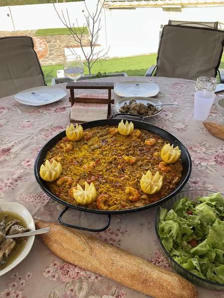 How to Make Paella - An Authentic Spanish Paella (Recipe Guide)