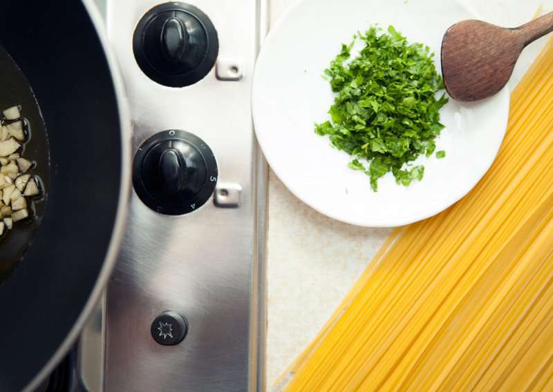 Americans Overcomplicate Pasta, talians Make This With Just Garlic and Olive Oil: How to Make Aglio e Olio 3 How to Make Aglio e Olio - Authentic Aglio e Olio (Recipe Guide) Tips And Calories