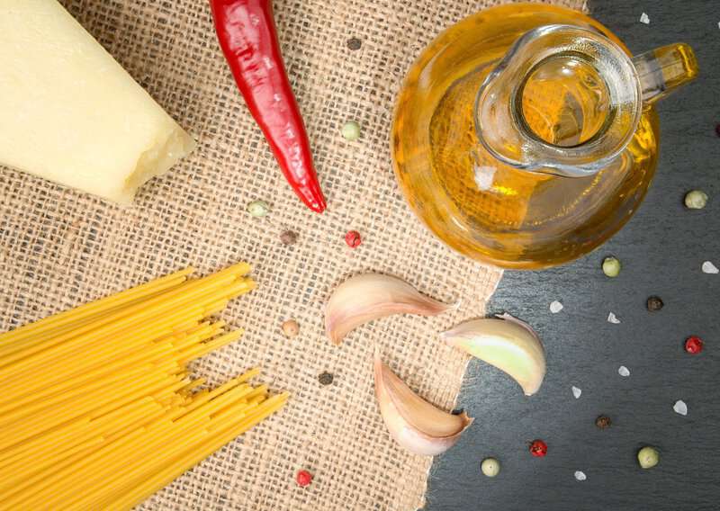 Americans Overcomplicate Pasta, talians Make This With Just Garlic and Olive Oil: How to Make Aglio e Olio 2 How to Make Aglio e Olio - Authentic Aglio e Olio (Recipe Guide) Tips And Calories