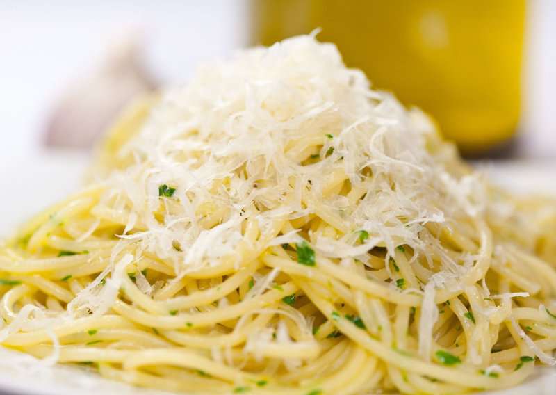 Americans Overcomplicate Pasta, talians Make This With Just Garlic and Olive Oil: How to Make Aglio e Olio 4 How to Make Aglio e Olio - Authentic Aglio e Olio (Recipe Guide) Tips And Calories