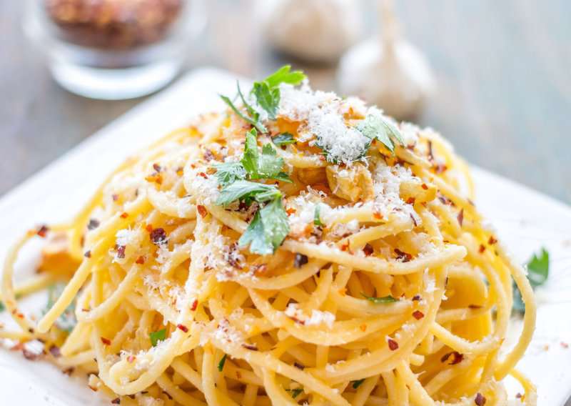 Americans Overcomplicate Pasta, talians Make This With Just Garlic and Olive Oil: How to Make Aglio e Olio 5 How to Make Aglio e Olio - Authentic Aglio e Olio (Recipe Guide) Tips And Calories