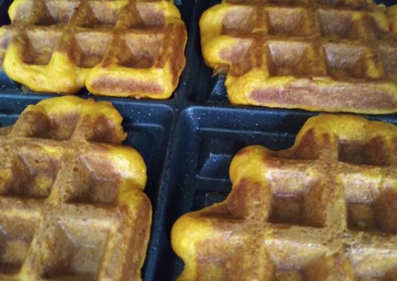 How to Make Perfect Waffles at Home 4 How to Make Waffles - Authentic Waffles (Recipe Guide) Tips and Calories
