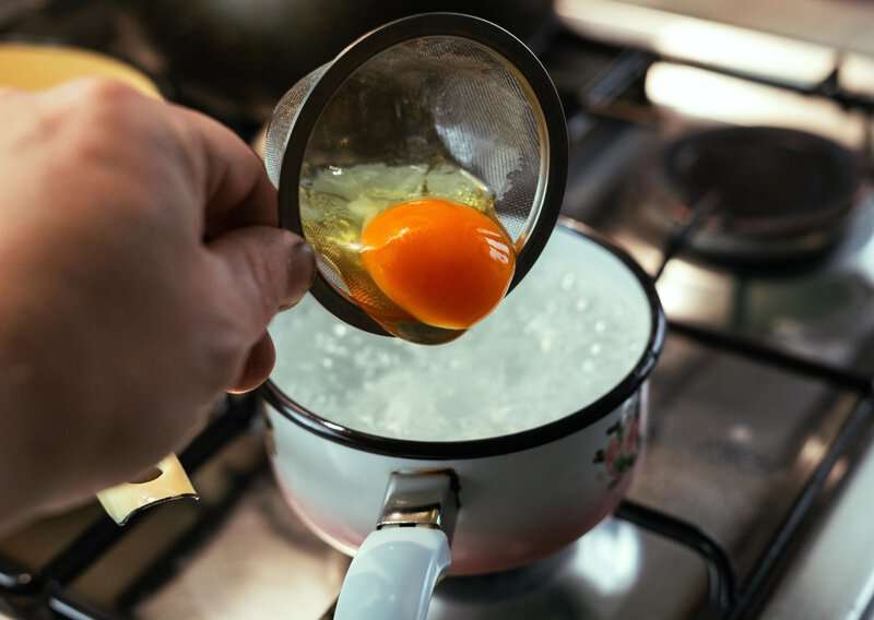 How to Make Eggs Benedict - Authentic Eggs Benedict (Recipe Guide) Tips and Calories