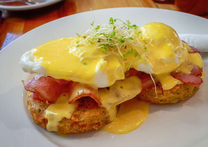 How to Make Eggs Benedict - Authentic Eggs Benedict (Recipe Guide) Tips and Calories