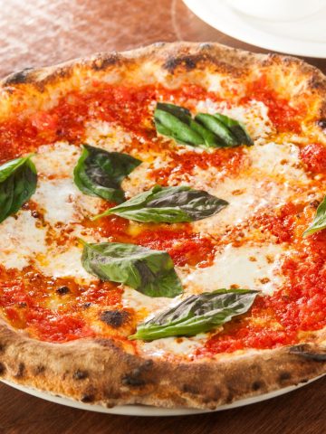 Which Is The Most Popular Dish In The World (Recipe Guide), Difference Between Argentinian Pizza and Italian Pizza, How To Make Margherita Pizza (Recipe Guide) Tips And Calories