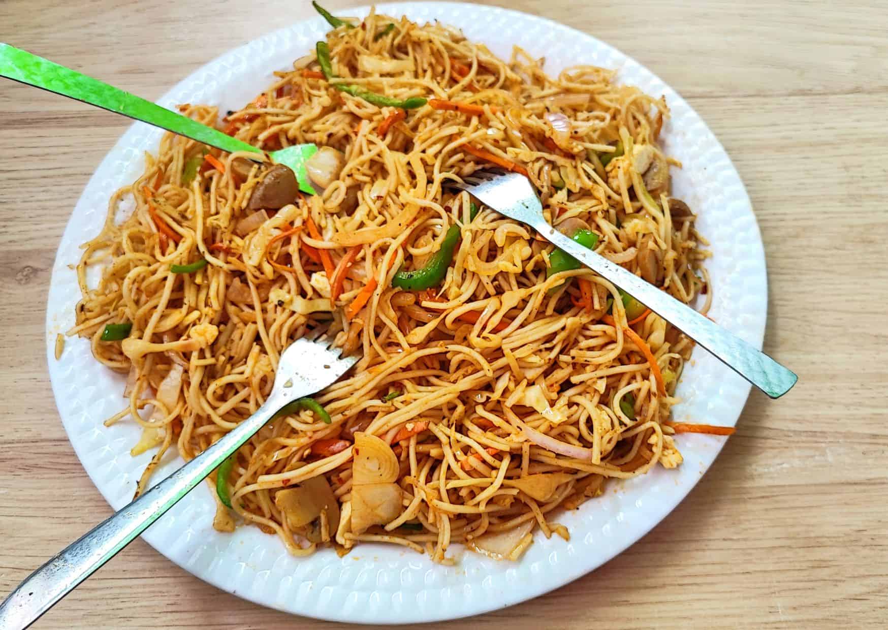 This 20-Minute Noodle Recipe Is Spicy, Savory, and Better Than Delivery: How to Make Perfect Singapore Noodles With Shrimp, Pork, and Vegetables 4 How To Make Singapore Noodles (Recipe Guide) Tips And Calories