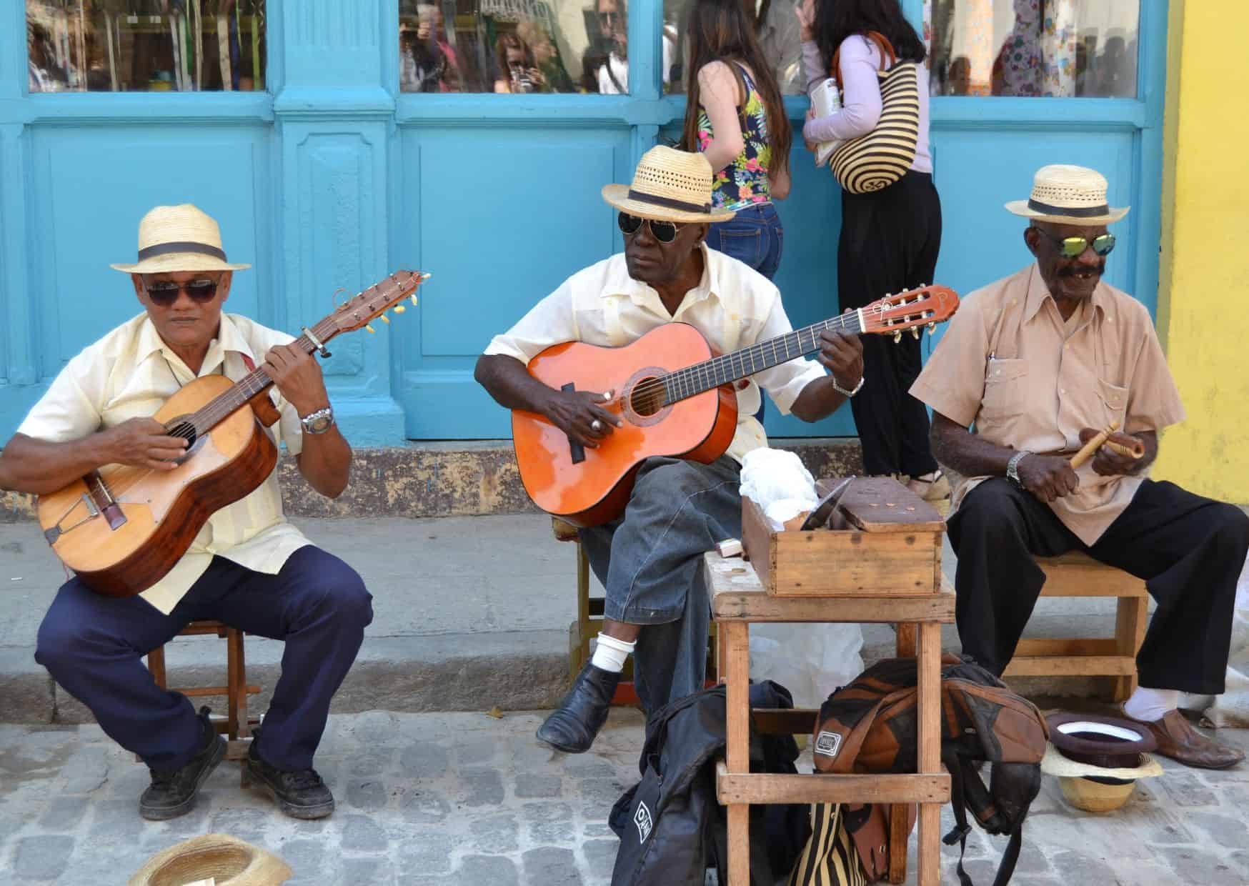 7 Caribbean Tourist Traps That Locals Warn You About (And Where to Go Instead) 1 7 Tourist Traps to Avoid in the Caribbean And How To Avoid Them