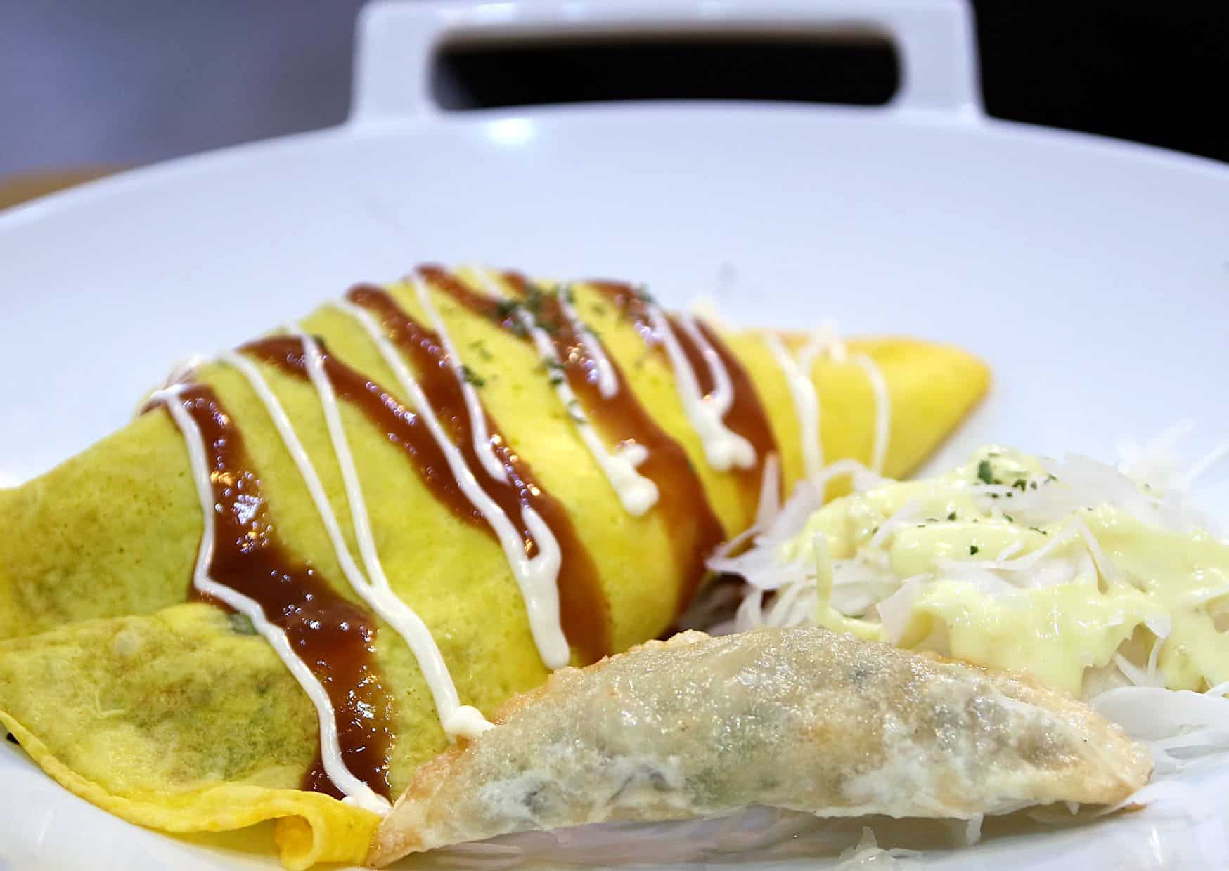 How to Make Omurice Without Breaking the Omelet 1 How To Make Homemade Omurice (Recipe Guide)