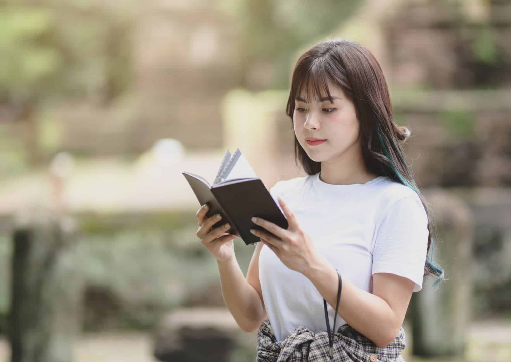 Best Books to Read While Traveling 3 Best Books to Read While Traveling