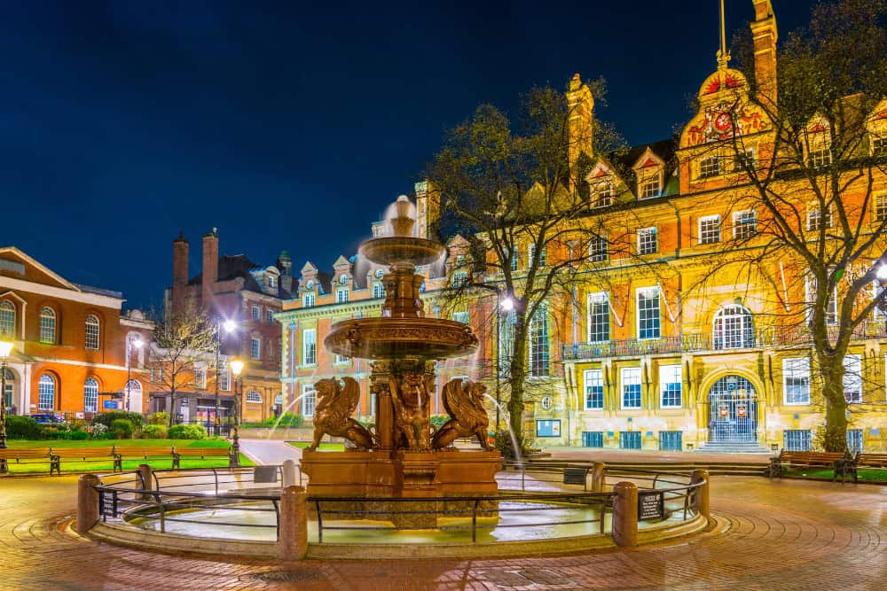 13 Tourist Traps Europeans Avoid—And the Secret Spots They Visit Instead 6 13 Tourist Traps Europeans Never Visit Leicester Square London