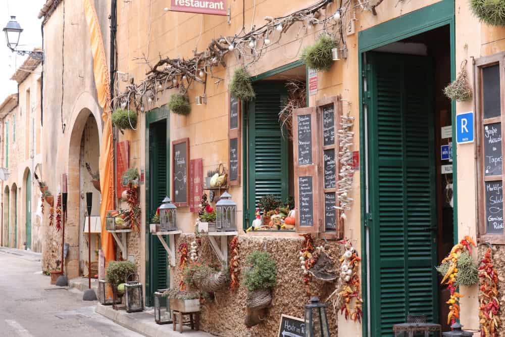 15 Mediterranean Habits That Completely Shock First-Time Tourists 8 15 Unspoken Rules of Mediterranean Life 8
