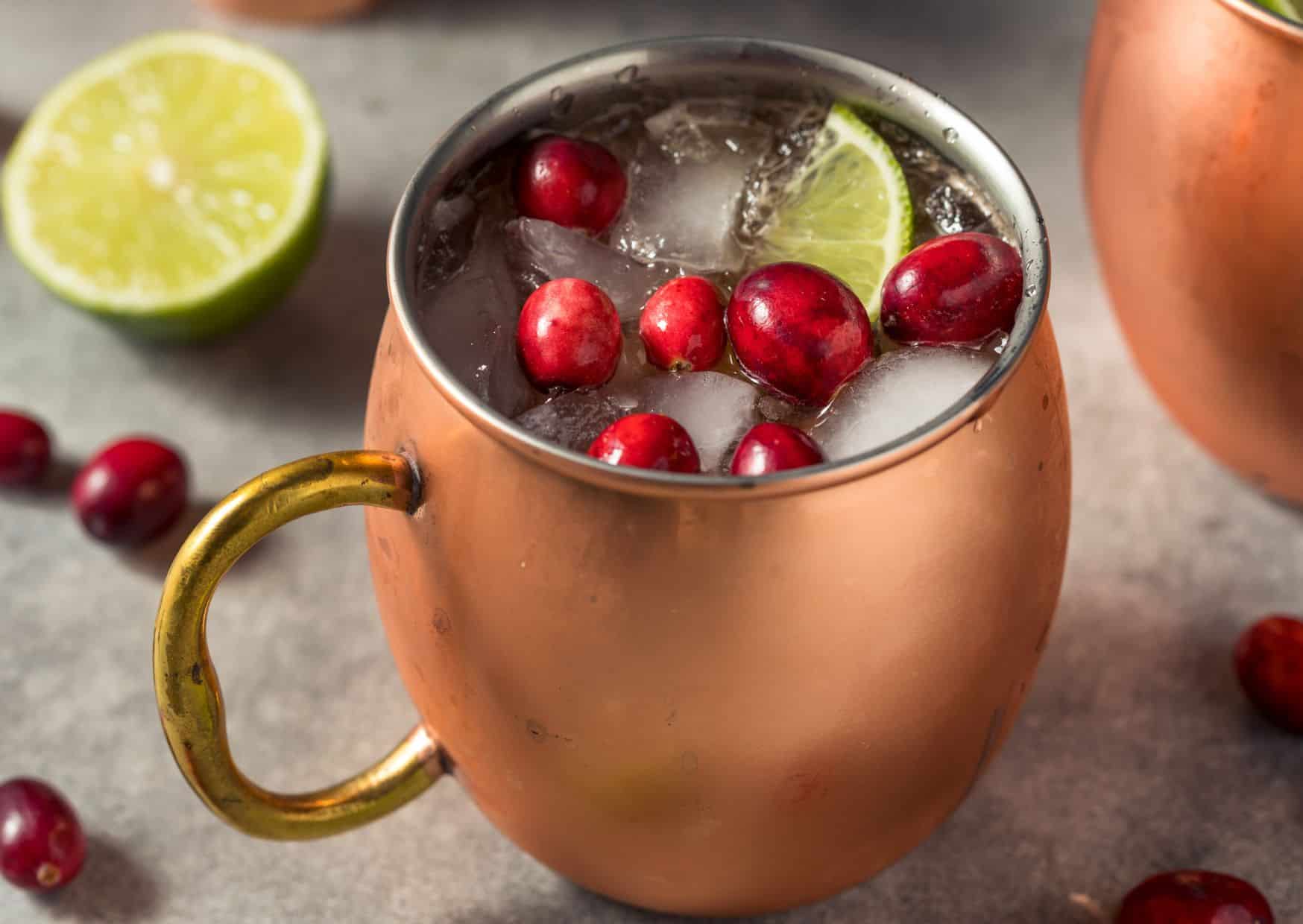 10 Best Holiday Cocktails For Cozy Nights, Big Dinners, And Late Parties 4 Cranberry Moscow Mule