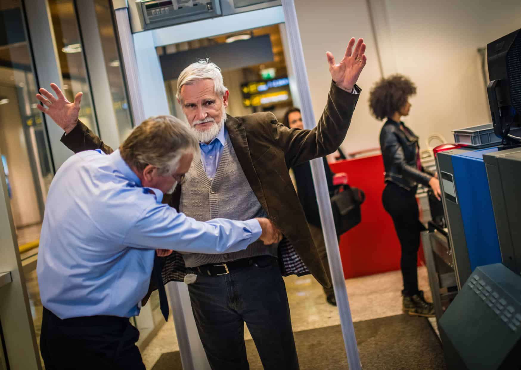 7 Things Experienced Travelers Would Never Wear on a Flight 6 Airport Outfit Fails 9