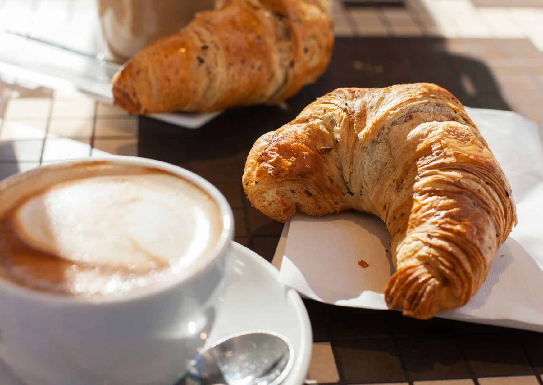 The Coffee Mistake That Instantly Reveals an American Tourist: 15 European Breakfast Rules That Confuse Every American Tourist 1 15 European Breakfast Rules That Confuse Every American Tourist