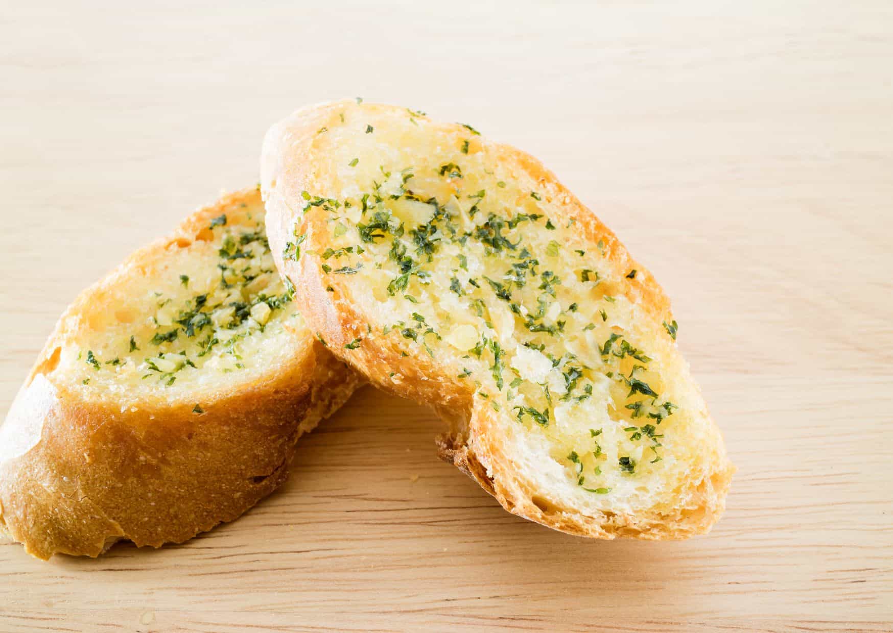 These 15 Italian Dishes Don’t Exist in Italy But Everyone Loves Them 4 Garlic Bread