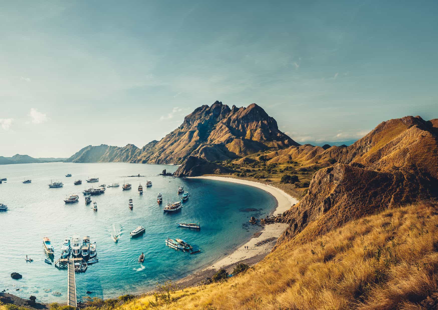 15 Unreal Diving Destinations That Feel Like Another Planet 11 Komodo