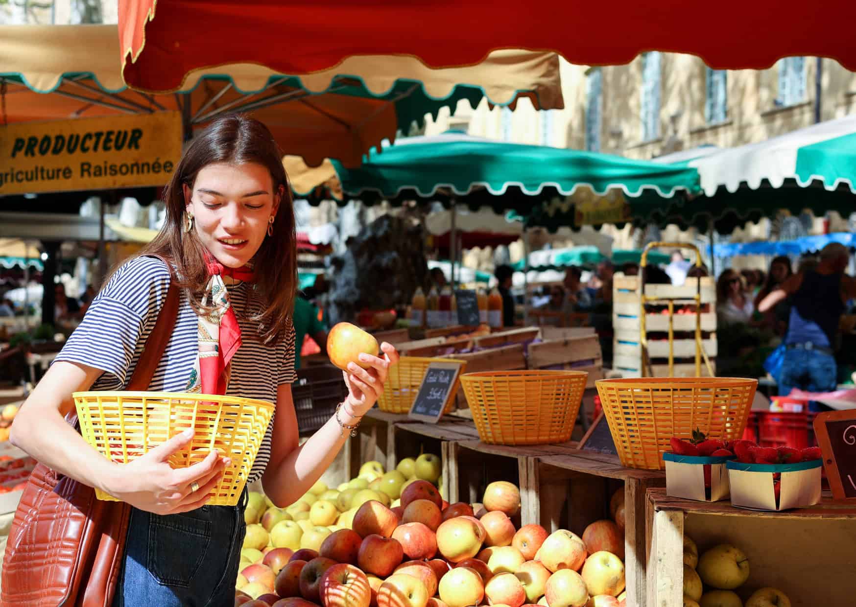 How to Look Parisian (Without Breaking the Bank): 7 Budget Style Hacks Locals Swear By 4 How to Look Parisian 5