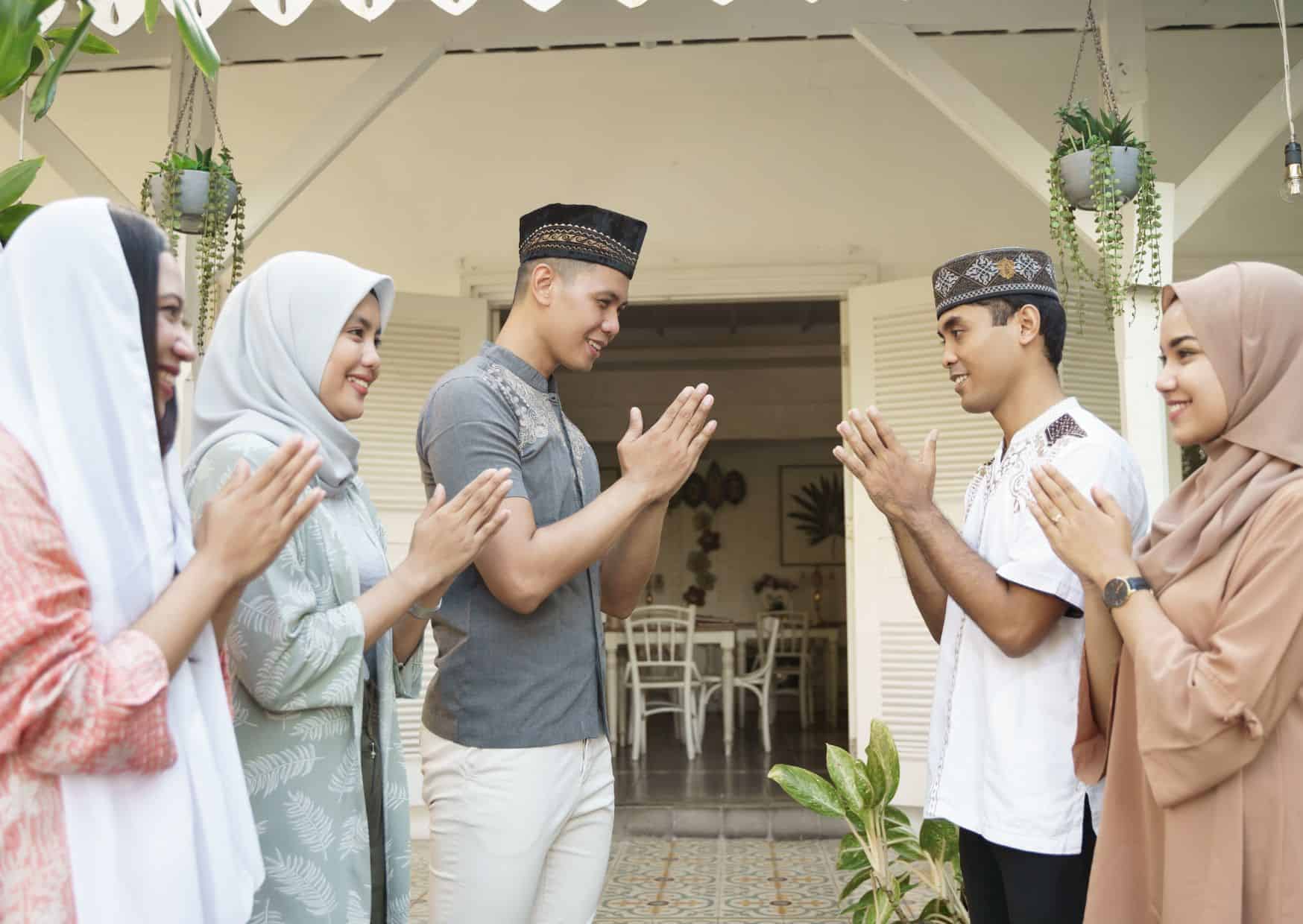 8 Unspoken Rules of Greeting People in Different Cultures 6 Tourist 12