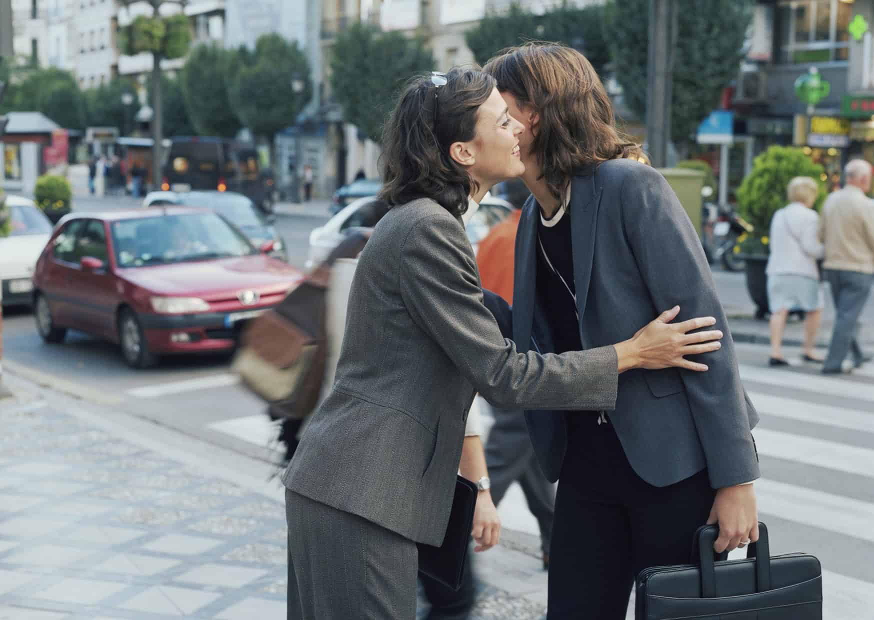 9 Rude Behaviors in Europe That Actually Show Respect — The Cultural Manners Tourists Always Misread 2 9 Luxury Items in America That Europeans Consider Basic Necessities 8 1