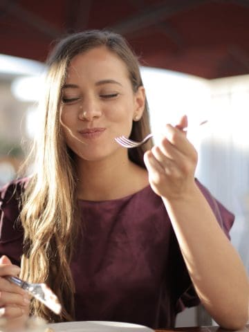9 Table Manners Europeans Judge Americans For Breaking (3)