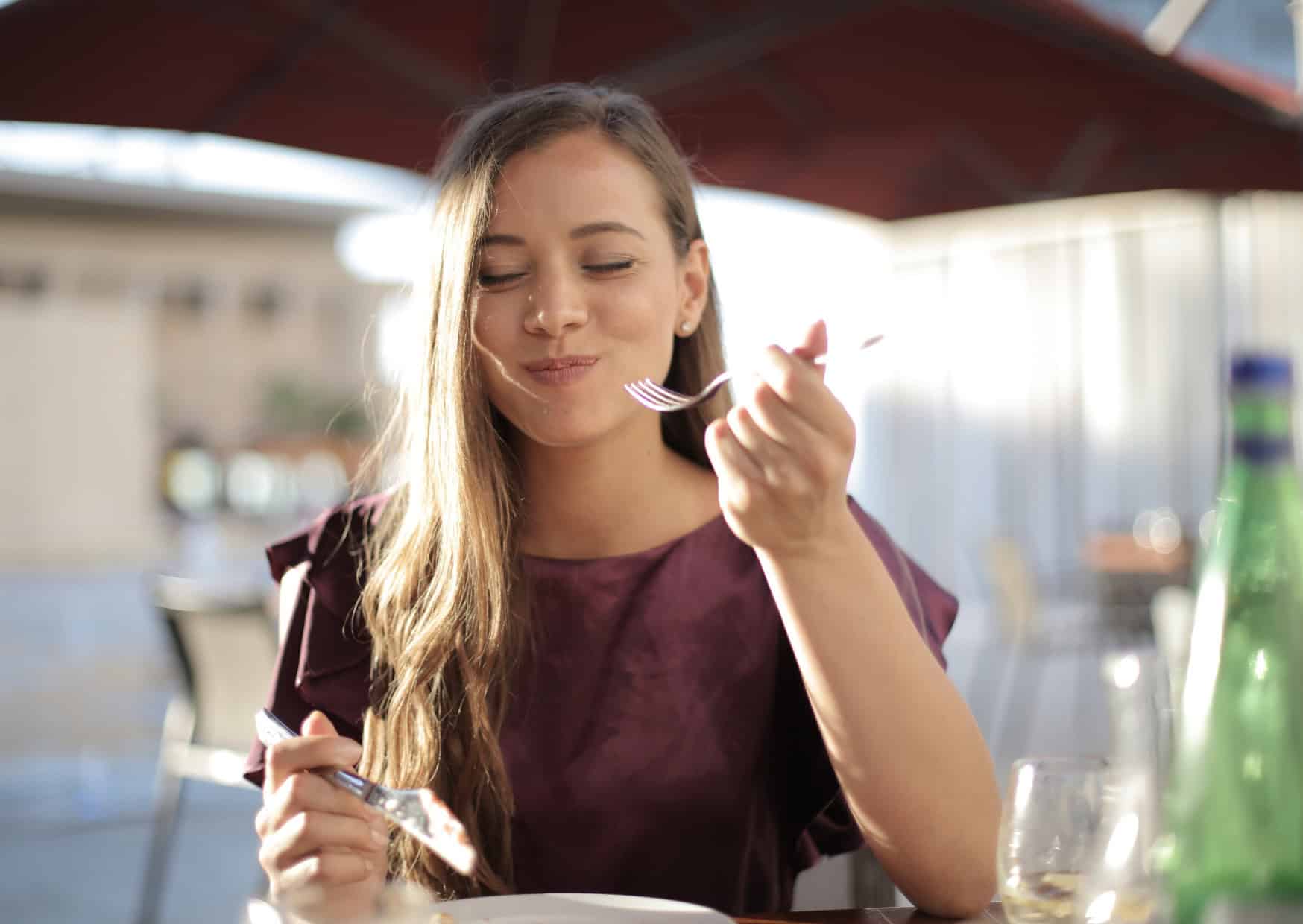 The 9 Dining Habits That Instantly Make Americans Stand Out in Europe (For the Wrong Reasons) 3 9 Table Manners Europeans Judge Americans For Breaking 3